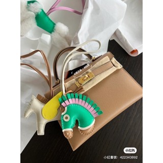 《全新正品》Hermes愛馬仕 🐎馬頭造型小羊皮手工吊飾/棕/綠/粉併色～限量