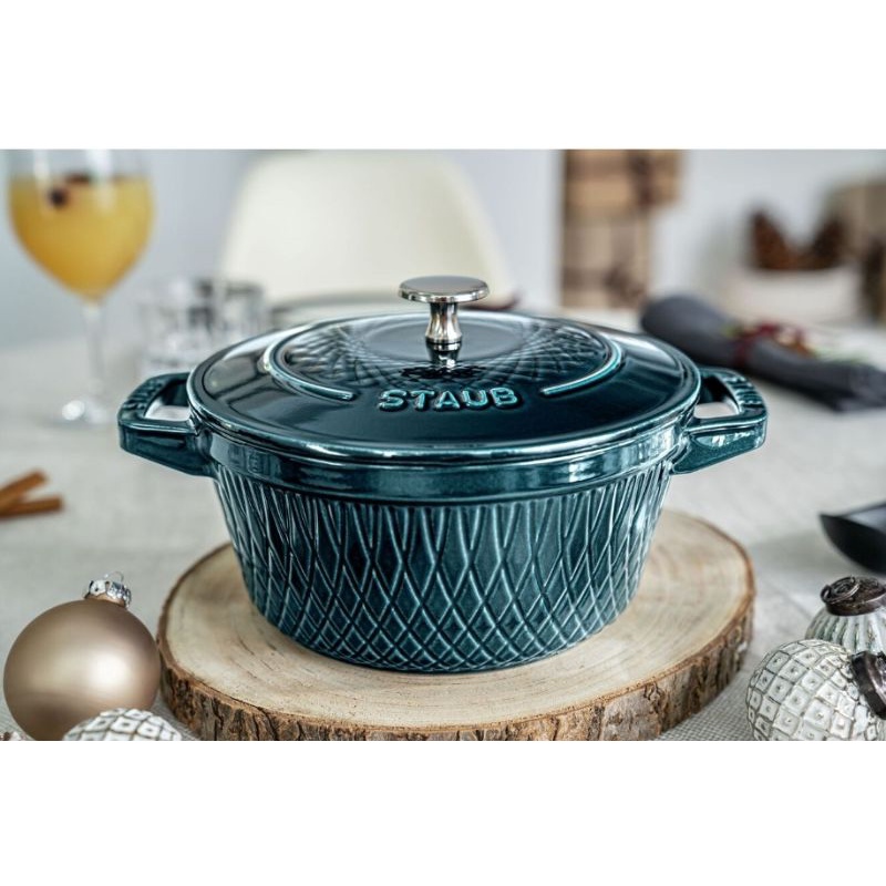 STAUB最新20”日本限定” “Twisted Cocotte”海洋藍，以超越傳統鑄造琺瑯壺概念的現代精緻美脫穎而出！
