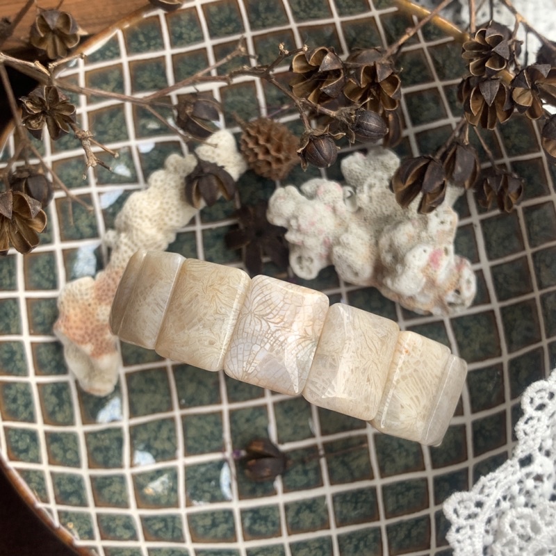 滄瀾-天然珊瑚玉手排粉嫩白鳳尾內帶水晶爆閃