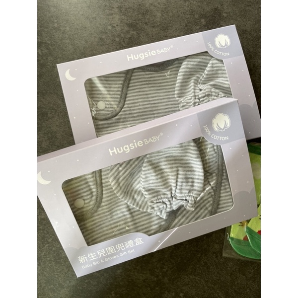 全新✨Hugsie baby✨純棉質感條紋灰圍兜及手套禮盒  （市售單盒590）
