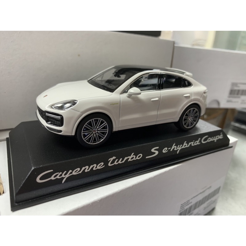1/43 Porsche 原廠精品 Cayenne Coupe Turbo S E-hybrid白色