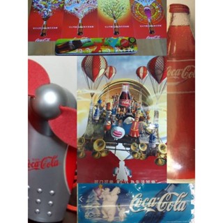 可口可樂福袋組 Coca Cola 繽紛 收納盒 筆盒 可樂熊 存錢筒 神奇工廠二部曲海報 酷卡 魔術毛巾 銀色 手風扇