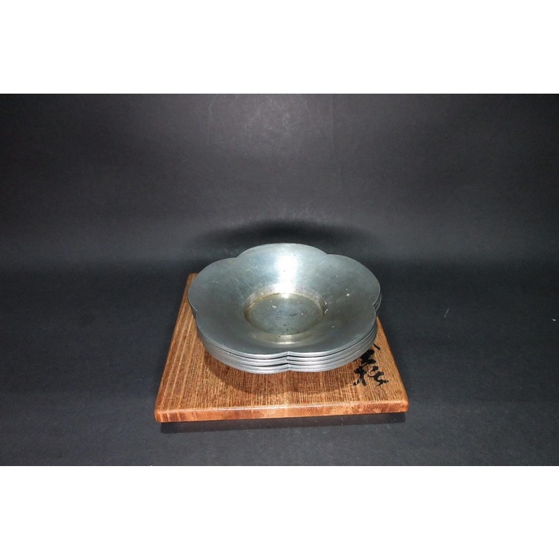 日本昭和時期 茶道具 金工名師[藏六]造 純錫梅花式杯托 實用老件,有歲月痕跡 品項如圖,有原共箱 直徑約9.5cm一套