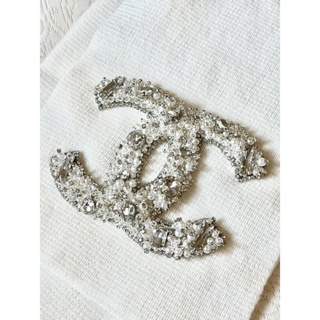 近全新! Chanel 精緻絕美重工立體琉璃珍珠水鑽logo奶油白cashmere圍巾(180*20cm)