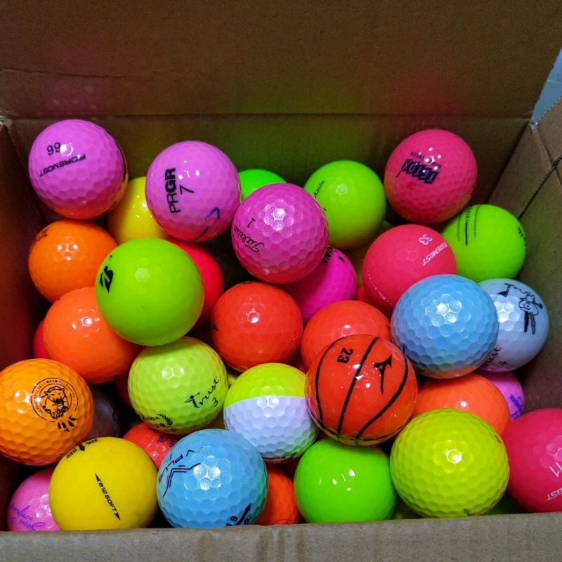 賣照片裡這盒50顆二手彩色高爾夫球