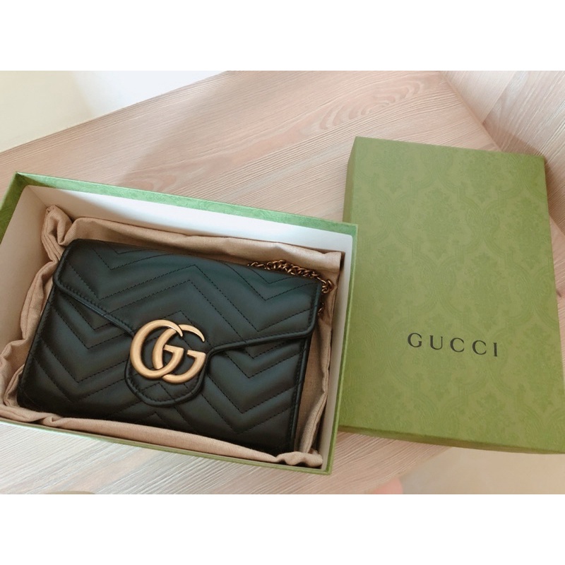 GUCCI馬夢GG Marmont 系列仿舊金色雙G LOGO 山字車紋牛皮釦式手拿/斜背包(黑)