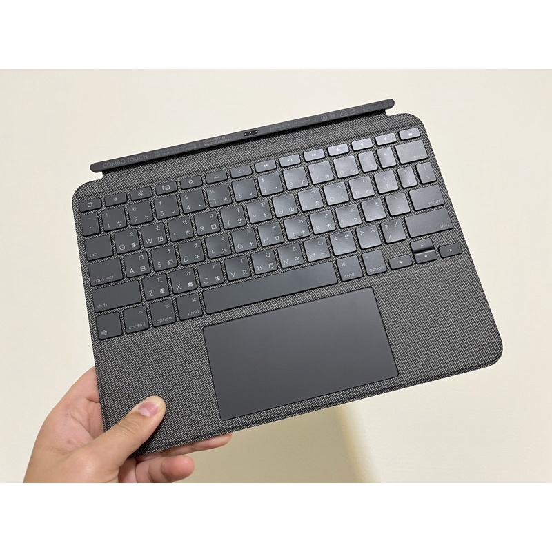 Logitech Combo Touch 鍵盤保護殼具備觸控式軌跡板，適用於 iPad Pro 11 吋
