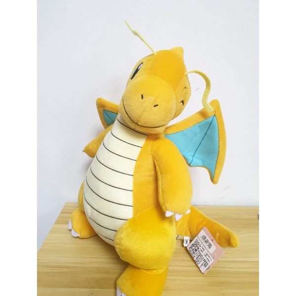 日本景品 正版寶可夢快龍玩偶 可愛歪頭眨眼快龍娃娃 日本Pokemon可站立快龍景品擺設