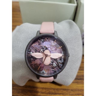 Olivia Burton 蜂之浪漫風格時尚優質皮革腕錶34mm-粉灰色 全新 OB蜜蜂手錶 天然母貝彩虹光 花園系列