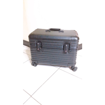 【二手良品】  黑色 行李箱 旅行箱 拉桿箱 登機箱 化妝箱 輕巧 萬向輪 20寸旅行箱 乙級室內設計證照 好幫手