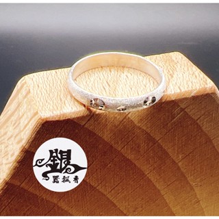 銀器飄香《純銀 手工(現貨)髮絲紋 寬約2.7mm 珠鑽刻花造型 霧面 純銀戒指尾戒》