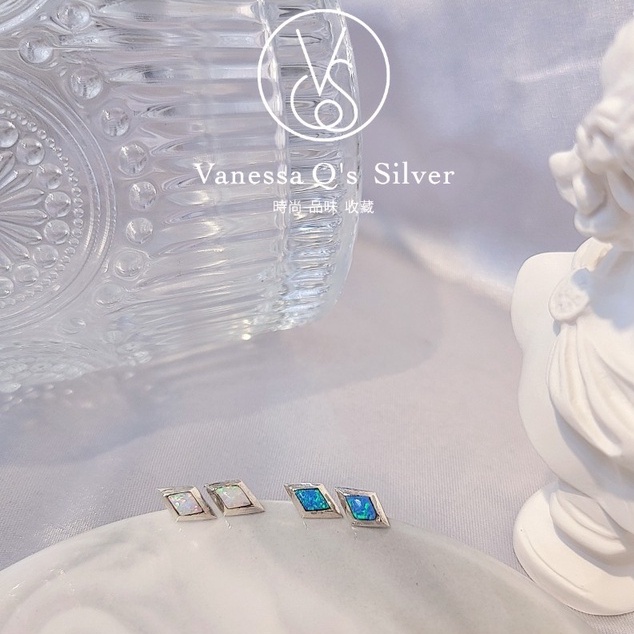 ｜AK寶琳銀樓•VanessaQ's ｜S925純銀 人造歐珀 藍色 白色 小菱形 造型 耳針 耳釘 耳環 貼耳式