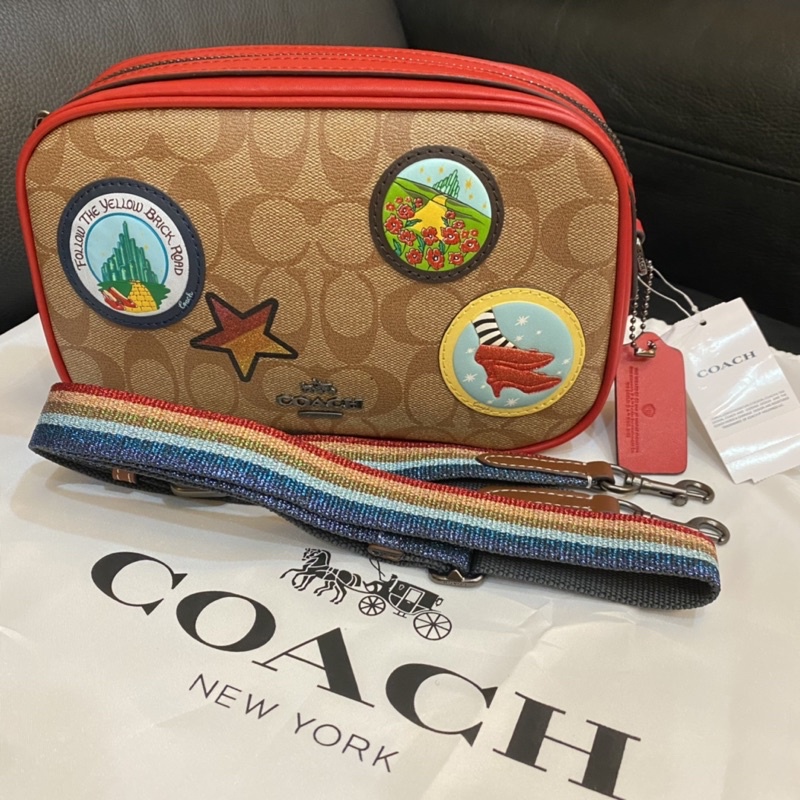 Coach 徽章圖案相機包 經典滿版Logo 彩虹亮面背帶