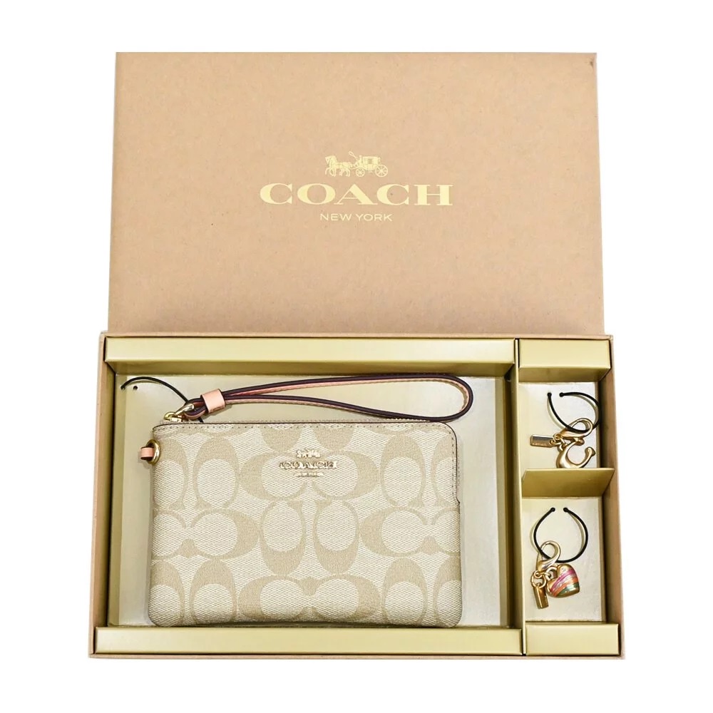 COACH 愛心+C雙吊飾手拿包禮盒組(卡其)限定款經典滿版咖啡Logo粉 防刮皮革