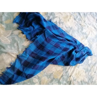 uniqlo藍與黑格紋大圍巾