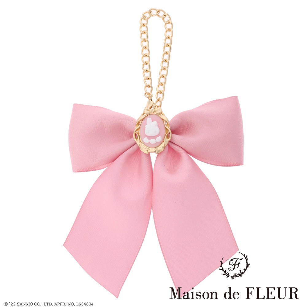 Maison de FLEUR 美樂蒂浮雕寶石緞帶吊飾(8A23FBJ1100)