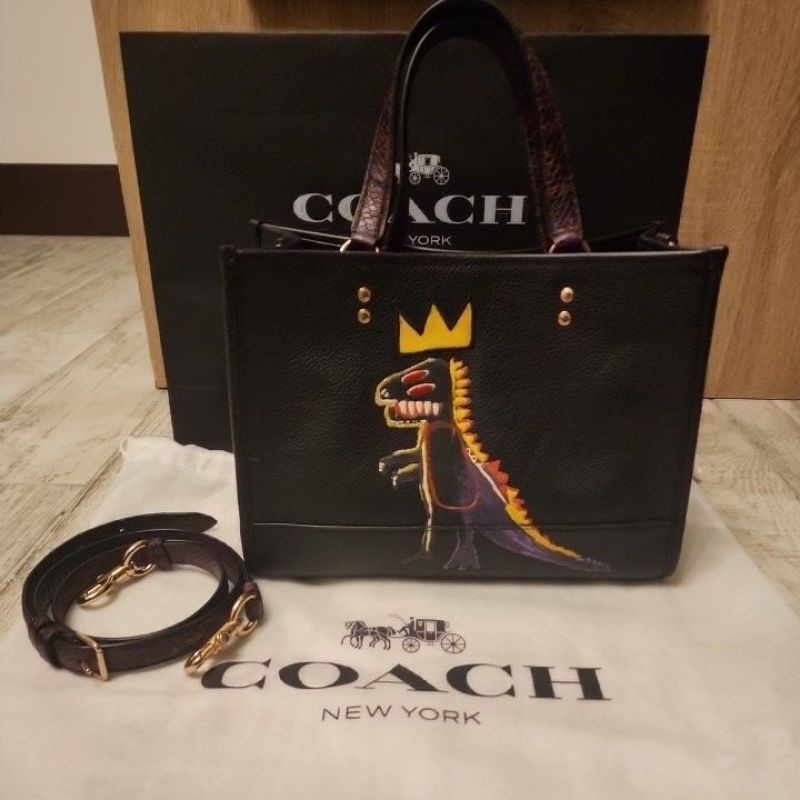 COACH X Jean-Michel Basquiat 聯名款金字LOGO荔枝紋牛皮恐龍設計釦式手提斜背兩用包(黑)
