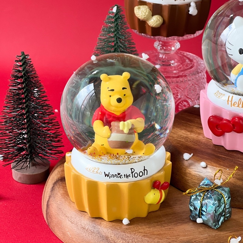 （現貨，當天寄出）2022聖誕水晶球 金莎 可口可樂耶誕造型水晶球 樂天小熊餅乾 Kitty 小熊維尼 奇奇蒂蒂 水晶球