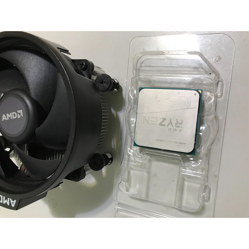 R3 2200G  AMD Ryzen  Vega 8  APU  AM4 良品 外觀如商品圖 (含原廠散熱器