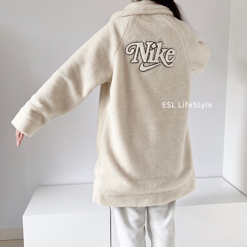 -ESL- 現貨 NIKE NSW 刺繡LOGO 羊羔絨 奶白 米白 翻領 長版 保暖 外套 大衣 FB1799-281