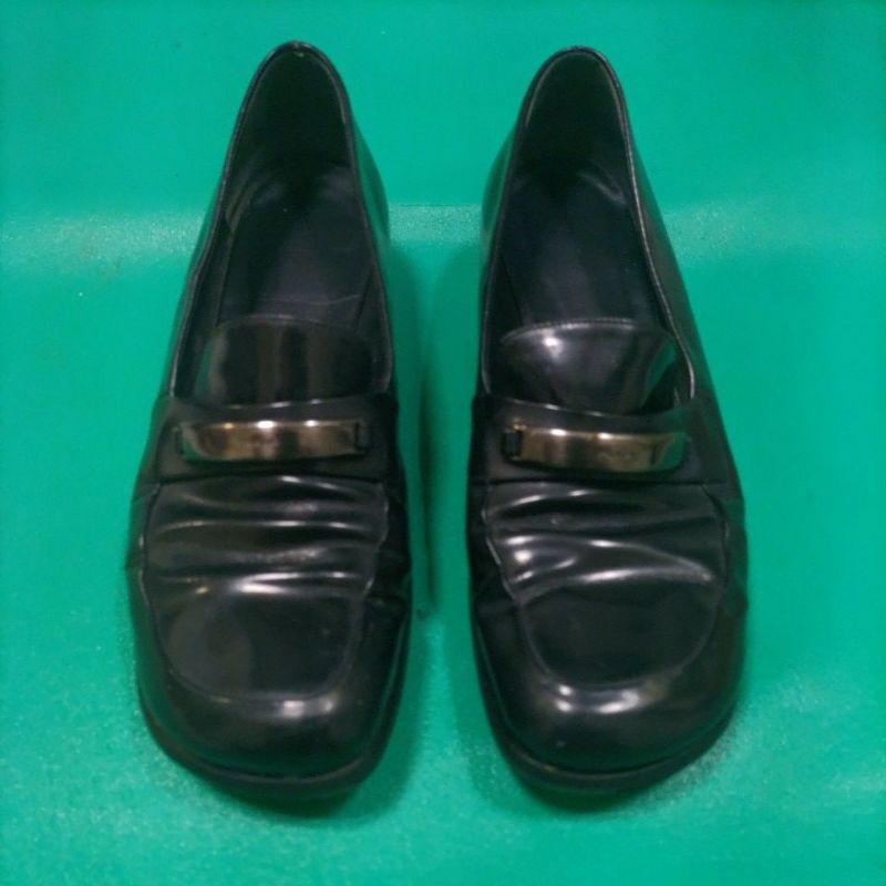 義大利製 Prada  基本款 底調 奢華 寬楦頭 高級紮實真皮 皮鞋 歐洲39號