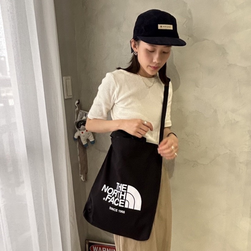 【吉米.tw】現貨 韓國北臉THE NORTH FACE 白標限定 大LOGO 托特包 手提 側背 黑 TOTE F-2