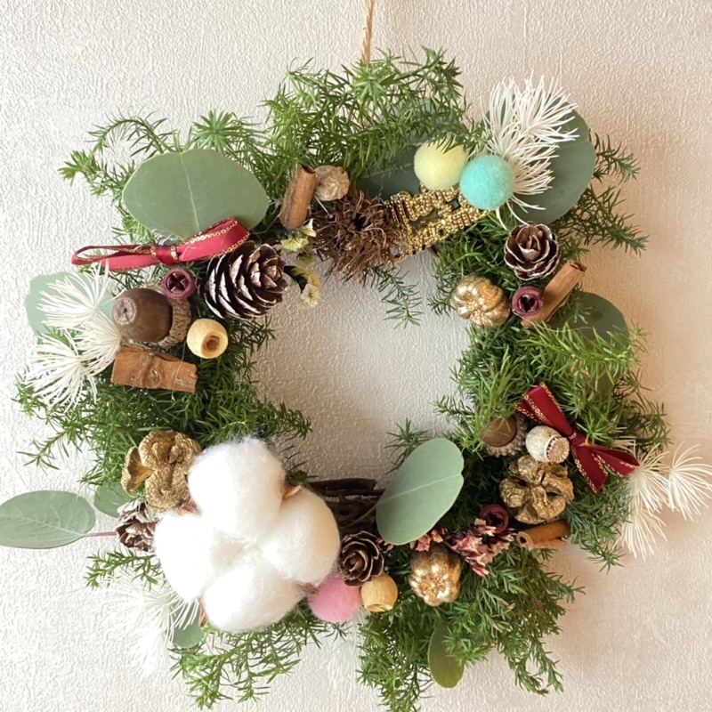 最可愛聖誕花圈（成品約15公分，新鮮雪松加各式可愛的聖誕裝飾，超療癒溫暖，放久之後自然而然成為乾燥花圈。