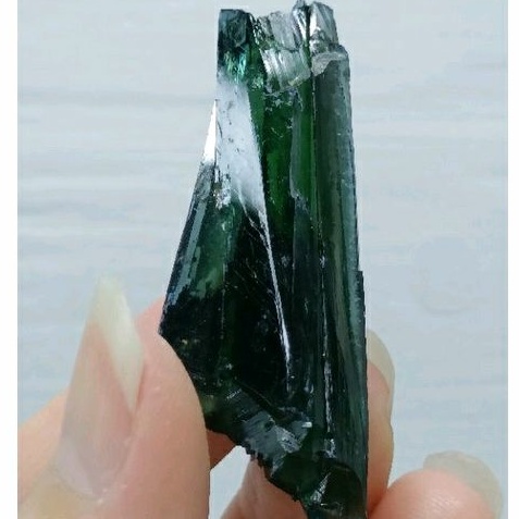 巴西透綠色藍鐵礦帶底岩，隨著氧化不同會呈現綠色與藍色 8g