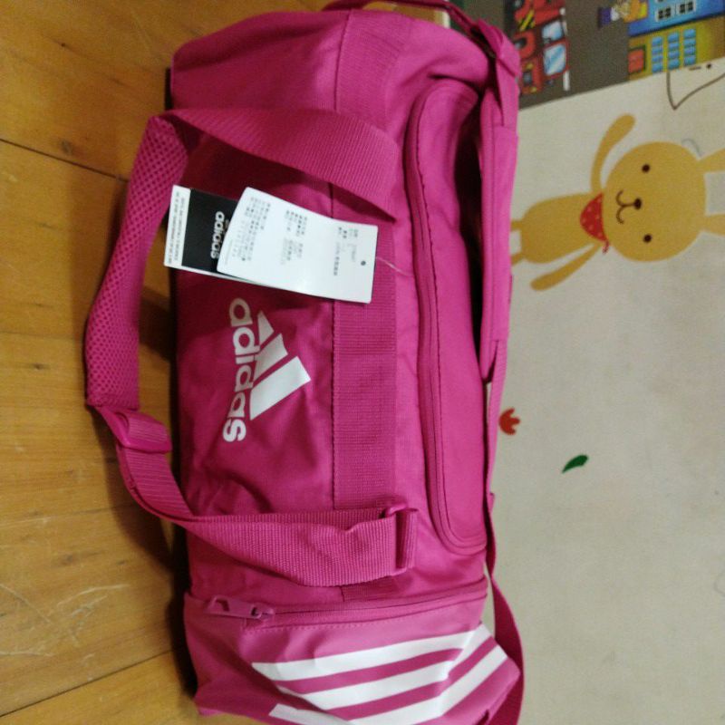 全新 dt8647 桃紅色 愛迪達 運動側背包 休閒圓筒包 adidas 阿迪達斯 旅行袋 衣物袋