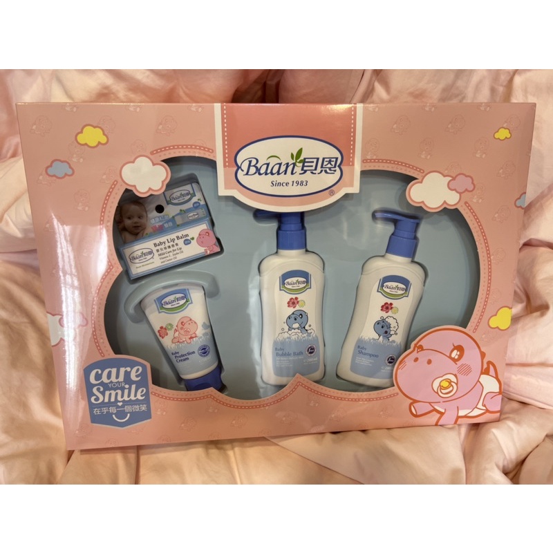 【Baan 貝恩】歡心禮盒(4件組)附提袋--泡泡香浴露+嬰兒洗髮精+全效護膚膏+修護唇膏