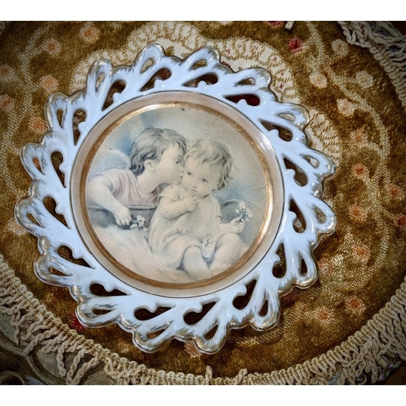 歐美小天使親吻孩童鏤空描金邊陶瓷掛盤