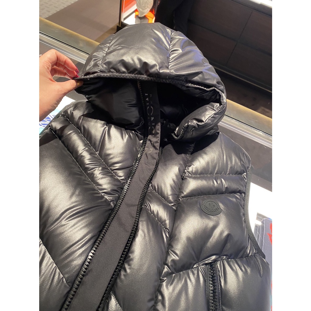 Moncler 最新款黑標 羽絨有帽背心 連線好價3xxxx