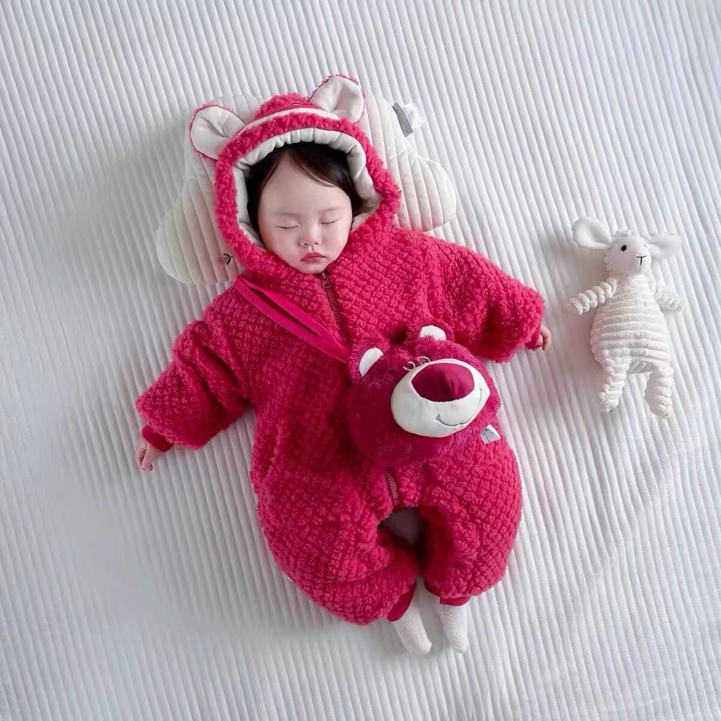 嬰幼兒連身衣哈衣 男女寶寶草莓熊帶包卡通加厚長袖包屁衣 新生兒卡通造型熊抱哥刷毛加棉保暖毛毛衣