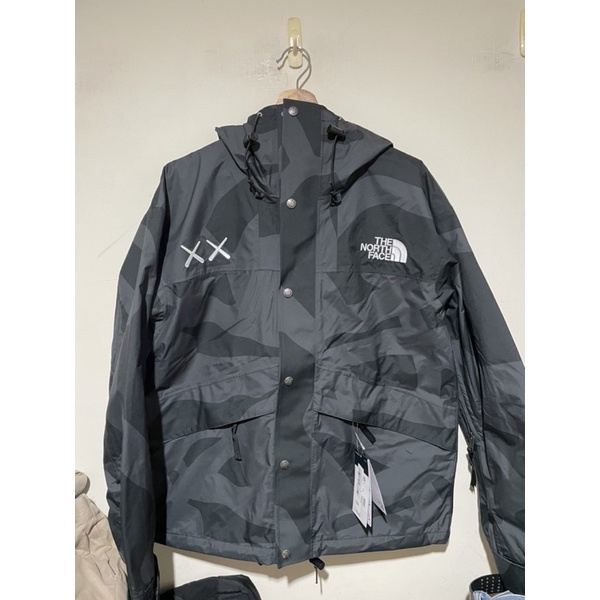 The North Face KAWS Jacket 黑色衝鋒衣