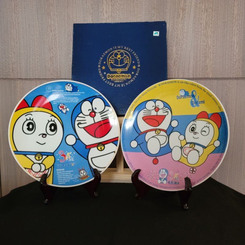 Doraeman 哆啦A夢 35週年紀念盤，全套兩款附陳列三脚架（盤面直徑約25.2公分）