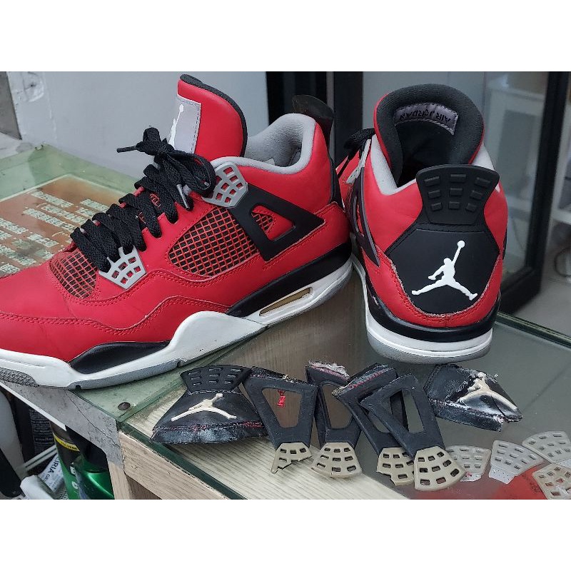 Jordan 4代 鞋扣環後牆飾片， Jordan 5代 鞋舌中網，側網更新