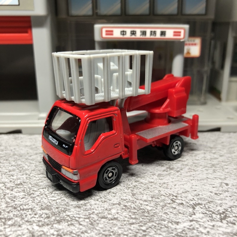 Tomica 83 Isuzu elf 高所作業車