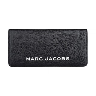 MARC JACOBS THE BOLD白字LOGO荔枝紋牛皮8卡釦式長夾(黑)