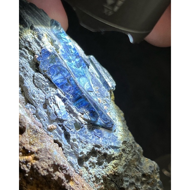 ［水晶麥克］天然藍鐵礦，實物實拍，整體完整，特殊的藍綠色調。