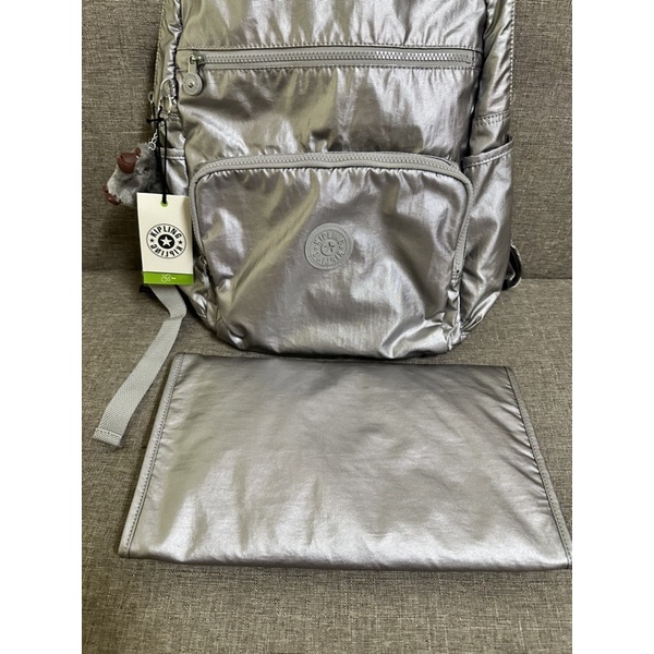 全新正品吊牌仍在 kipling so baby 光澤銀媽媽包 附尿布墊