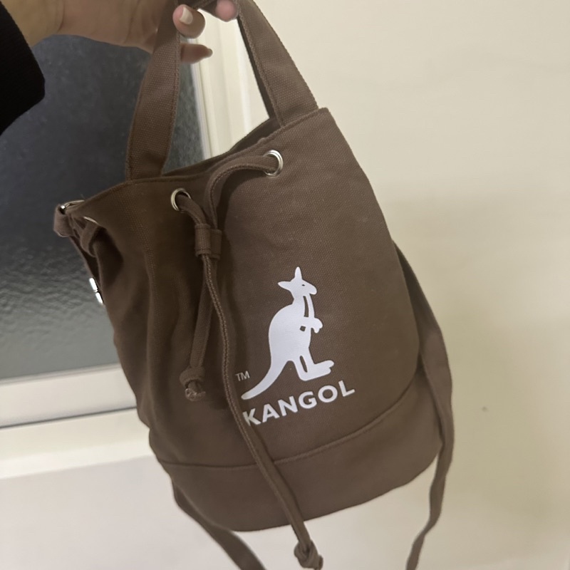 （全新·正品）KANGOL 袋鼠 水桶包 帆布袋 側背包 斜背包 咖