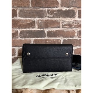 小年糕小舖👶🏻專櫃 全新 Burberry 全皮 粒文 胸包 8042273