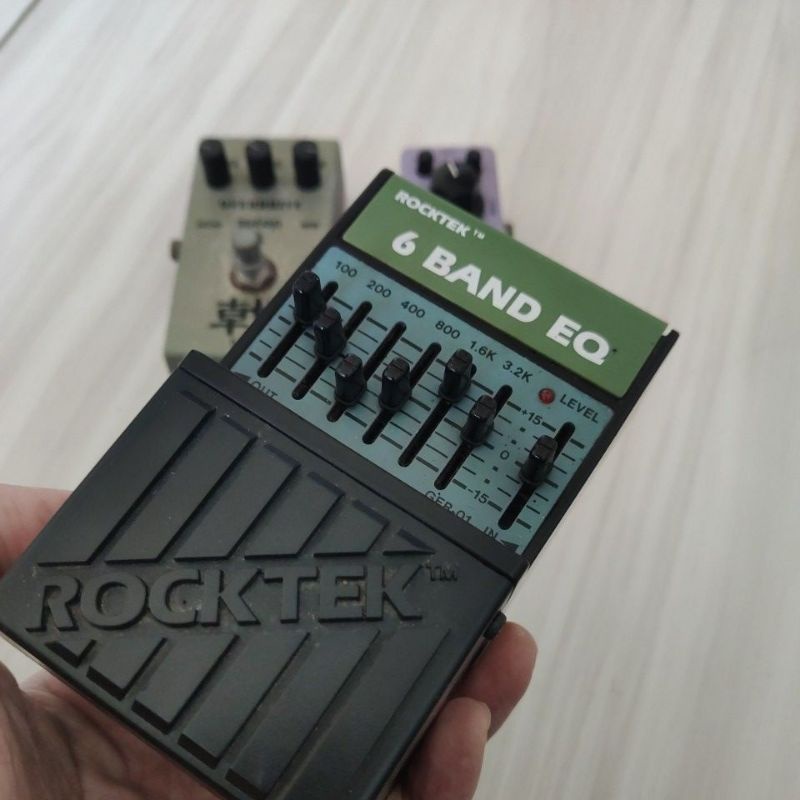 便宜好用號稱日本製其實不知道，ROCKTEK 6 BAND EQ 吉他單顆效果器，摸起來塑料感很重因為就是塑膠做的