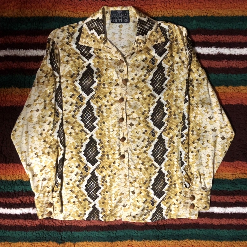 【𝐂𝐔𝐑𝐈𝐎®】𝐌𝐚𝐝𝐞 𝐢𝐧 𝐈𝐓𝐀𝐋𝐘🇮🇹 𝐑𝐞𝐭𝐫𝐨 𝐒𝐧𝐚𝐤𝐞 𝐒𝐡𝐢𝐫𝐭義大利製🇮🇹復古黃金蟒蛇紋鱗片襯衫