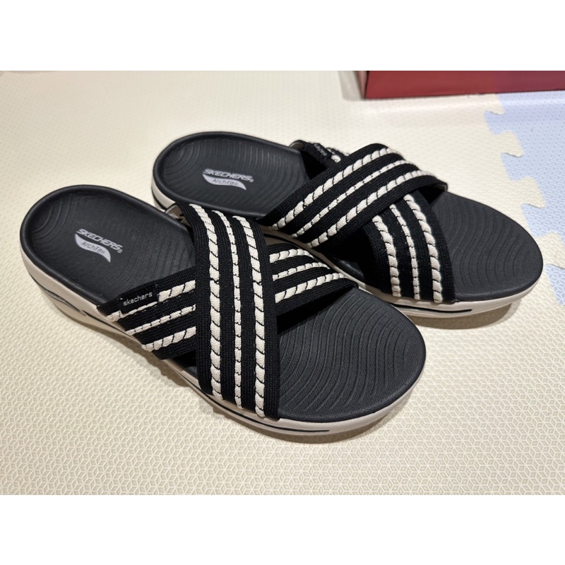 全新 Skechers拖鞋 女拖鞋 足弓拖鞋 GOARCH FIT SANDAL 夾腳拖 黑色