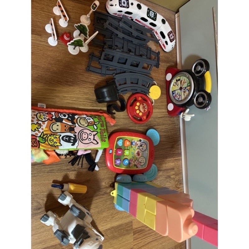 二手玩具、恐龍、火車、麵包超人、米奇玩具、奶嘴盒、布書、小小孩積木玩具