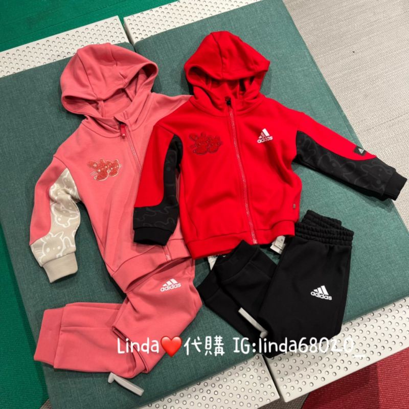 Linda❤️代購 Adidas CNY 兔年 童裝 套裝 長袖 外套 長褲 紅色 IP7010 粉紅IP7011