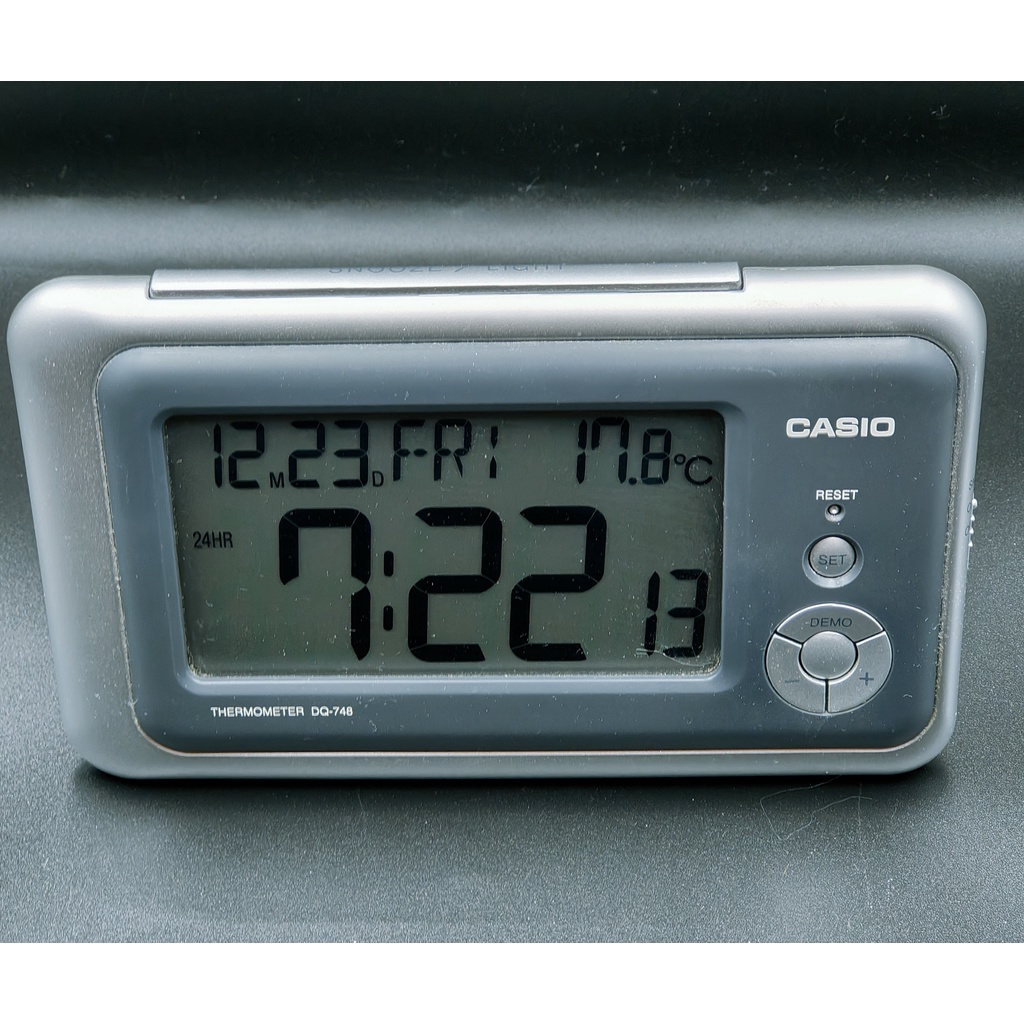 卡西歐CASIO DQ-748鬧鐘 溫度、日期、星期、鬧鐘、背光 灰黑+銀