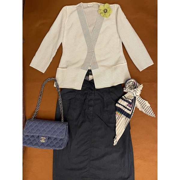 Armani 白色 綠藍紋 外套／Chanel 淺咖啡 羊毛上衣／Chanel及膝牛仔裙