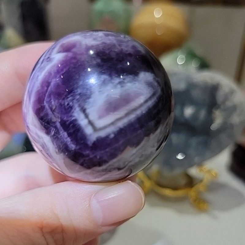 夢幻紫水晶球 特殊蕾絲邊花紋 圈中間似心型 帶一點彩 約3.97公分 附木座
